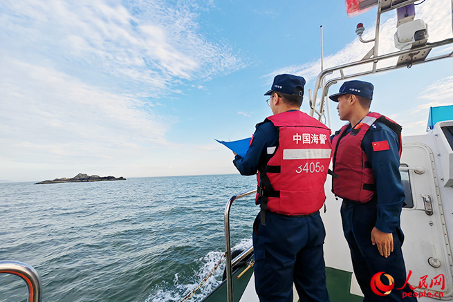 山東煙臺海警局長島工作站執法員在轄區海域巡查海島。盧煜萱 攝